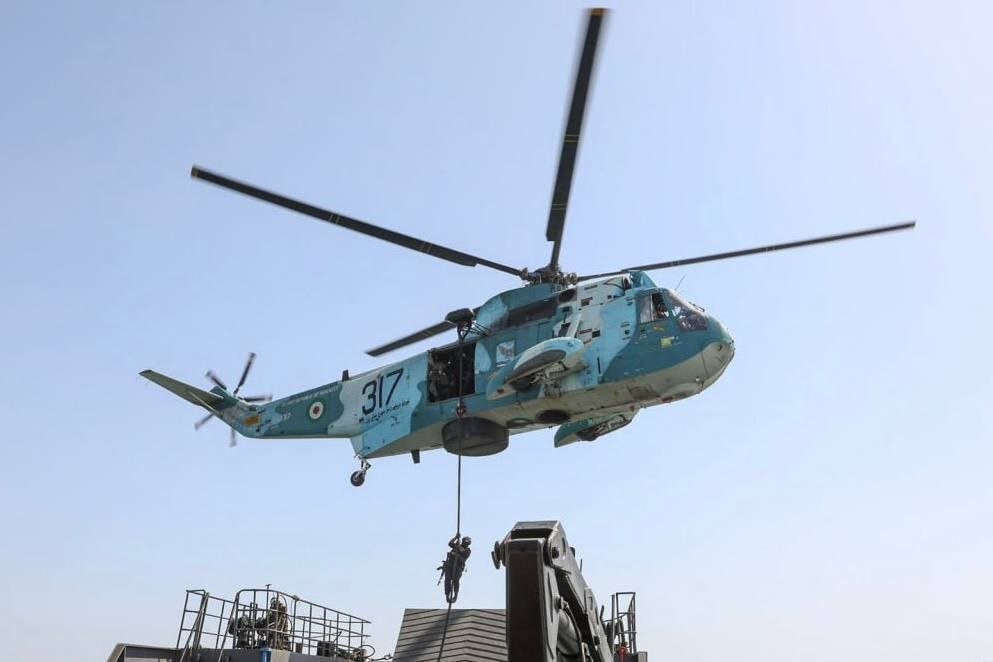 تصاویری از تمرین آزادسازی کشتی ربوده شده در رزمایش دریایی ایران و روسیه/ هلی برن و راپل نیروهای ویژه روی عرشه کشتی