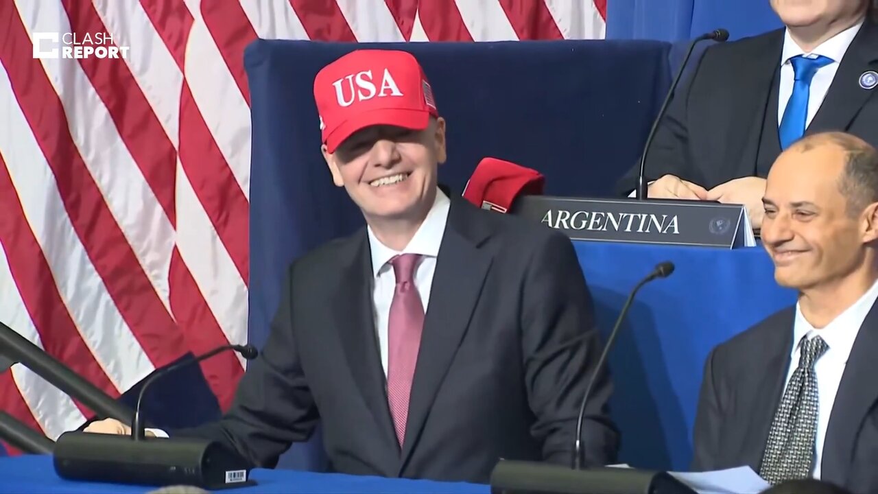 ببینید | رییس فیفا با کلاه قرمز و نوشته «USA»، در جلسه «هیئت صلح»