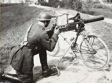 فناوری عجیب جنگ جهانی اول؛ تیربارهای متحرک بر روی دوچرخه!