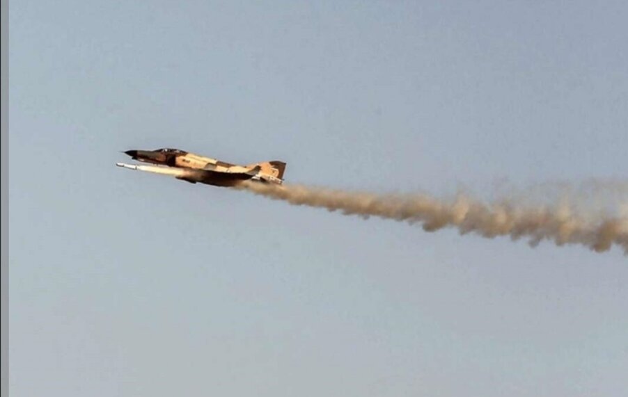 تشییع خلبان شهید شده در همدان/ تصویری از شهید فیروزمند که بامداد جمعه به شهادت رسید