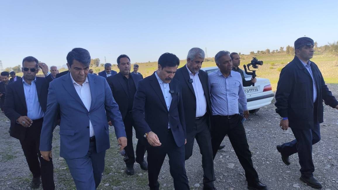 معاون رئیسجمهور به مناطق کمبرخوردار جنوب استان کرمان سفر کرد. معاون رئیسجمهور به مناطق کمبرخوردار جنوب استان کرمان سفر کرد.