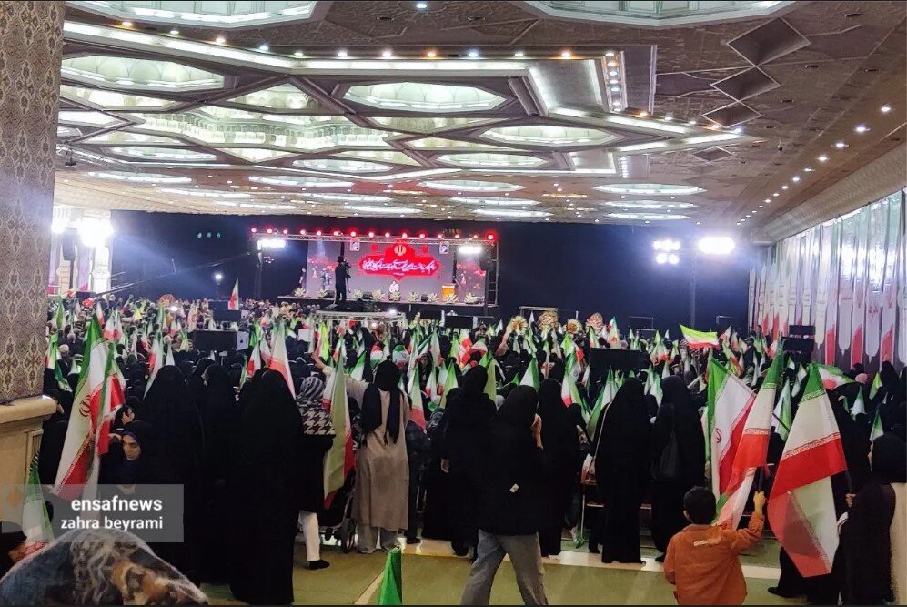 گزارش مستقیم از مراسم چهلمین سالگرد جانباختگان دیماه در مصلی تهران؛ تجمع مردمی یکپارچه بود و محتوای مراسم بیشتر به توصیف پیروزی و فتح شباهت داشت تا سوگنامه. گزارش مستقیم از مراسم چهلمین سالگرد جانباختگان دیماه در مصلی تهران؛ تجمع مردمی یکپارچه بود و محتوای مراسم بیشتر به توصیف پیروزی و فتح شباهت داشت تا سوگنامه.