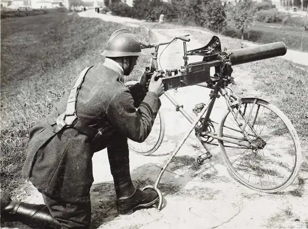 فناوری عجیب جنگ جهانی اول؛ تیربارهای متحرک بر روی دوچرخه!