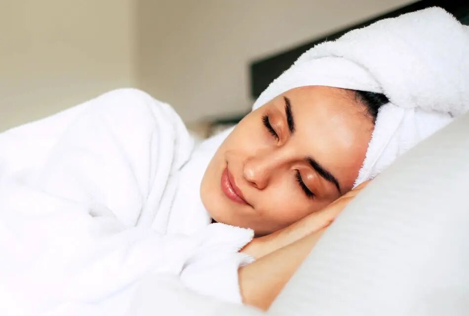 به پنج دلیل، از خوابیدن با موهای خیس در شب بپرهیزید. به پنج دلیل، از خوابیدن با موهای خیس در شب بپرهیزید.