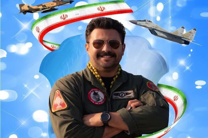 تشییع خلبان شهید شده در همدان/ تصویری از شهید فیروزمند که بامداد جمعه به شهادت رسید