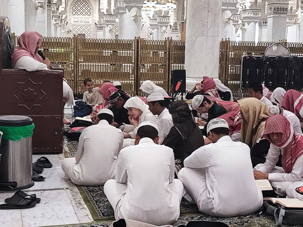 حلقه‌های درسی سنّتی در مسجد النبی (ص)&nbsp;