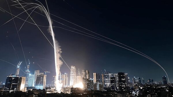 منابع امنیتی اسرائیل اعلام کردند: سناریوی «حمله نهایی ایران» به سطح هشدار قرمز ارتقا یافته است. منابع امنیتی اسرائیل اعلام کردند: سناریوی «حمله نهایی ایران» به سطح هشدار قرمز ارتقا یافته است.