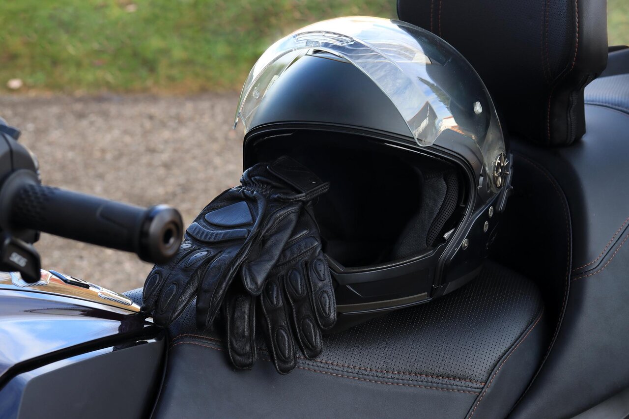 کلاه کاسکت وسپایی استاندارد مناسب موتورسواری شهری