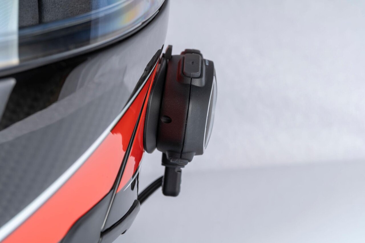 کلاه کاسکت مجهز به سیستم ارتباطی بلوتوث برای موتورسواری