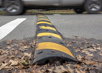 ببینید | اقدام جنجالی شهرداری شیراز؛ وضعیت عجیب یک سرعت‌گیر و پرواز اتوبوس‌های شهری!