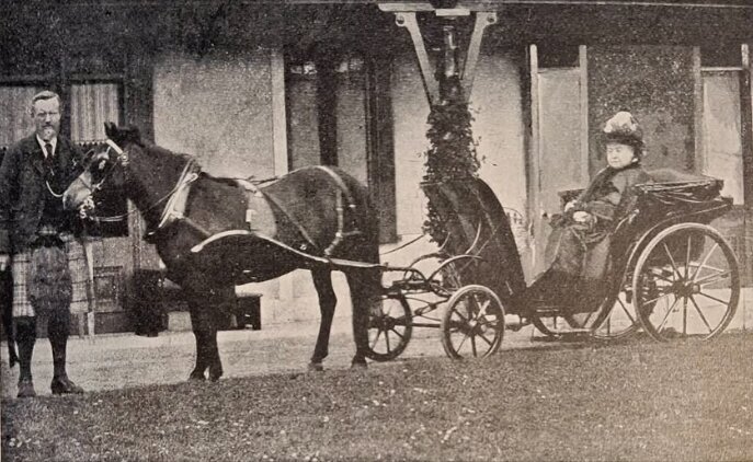 عکس/ «ملکه ویکتوریا» سوار بر کالسکه در قلعه بالمورال؛ سال ۱۲۲۸ خورشیدی