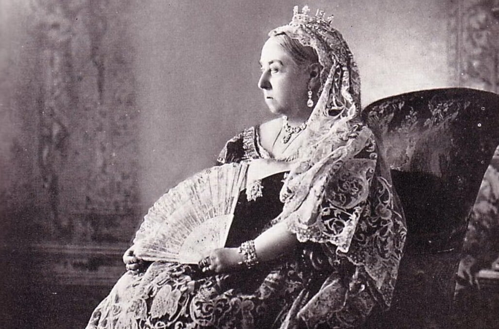 تصویر: «ملکه ویکتوریا» در حال رکابزنی با کالسکه در قلعه بالمورال؛ مربوط به سال ۱۲۲۸ خورشیدی. تصویر: «ملکه ویکتوریا» در حال رکابزنی با کالسکه در قلعه بالمورال؛ مربوط به سال ۱۲۲۸ خورشیدی.