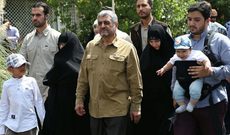 حمید آقا باکری دلش نمی‌خواست از همسر و بچه‌هایش دور باشد