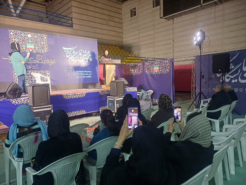 حضور پررنگ والدین و دانشآموزان در سالن غدیر حضور پررنگ والدین و دانشآموزان در سالن غدیر