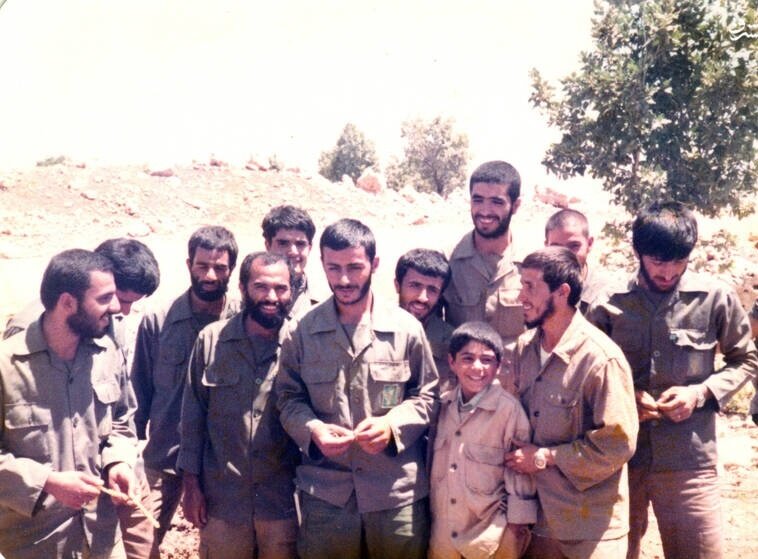 حمید آقا باکری هرگز تمایل نداشت که از خانواده و فرزندانش فاصله بگیرد. حمید آقا باکری هرگز تمایل نداشت که از خانواده و فرزندانش فاصله بگیرد.