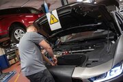 چرا تعمیر خودروهای برقی بیشتر از بنزینی زمان می‌برد؟