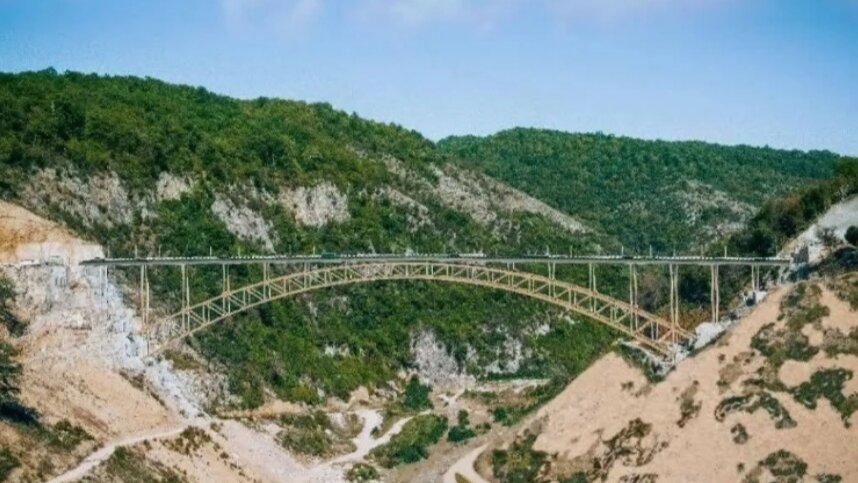 بزرگترین پل فلزی زیرقوسی شمال کشور به مرحله نهایی خود رسید. بزرگترین پل فلزی زیرقوسی شمال کشور به مرحله نهایی خود رسید.