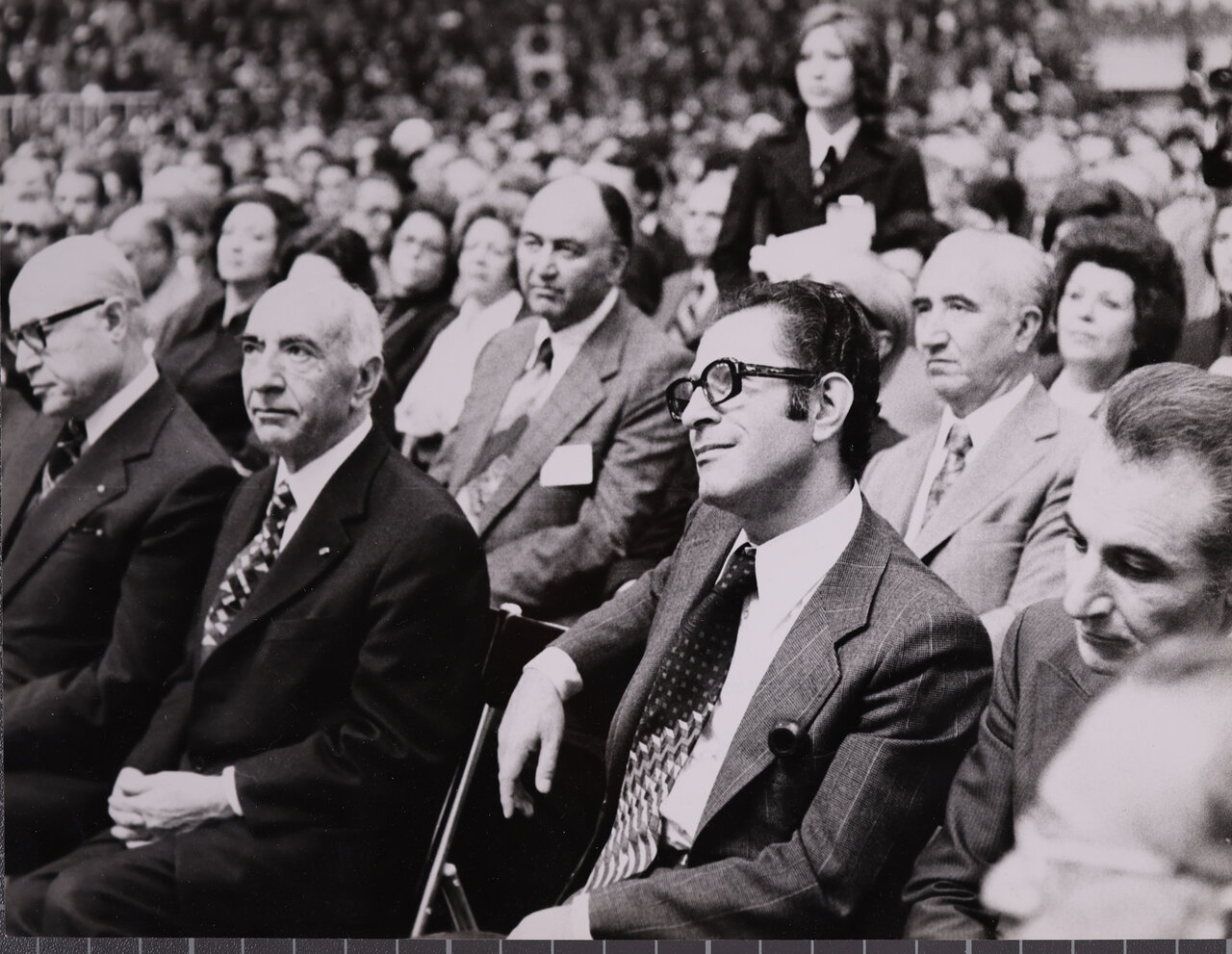 دبیر پیشین بنیاد فرح: تأسیس حزب رستاخیز بهعنوان یکی از عوامل کلیدی انقلاب ایران مطرح شد. دبیر پیشین بنیاد فرح: تأسیس حزب رستاخیز بهعنوان یکی از عوامل کلیدی انقلاب ایران مطرح شد.