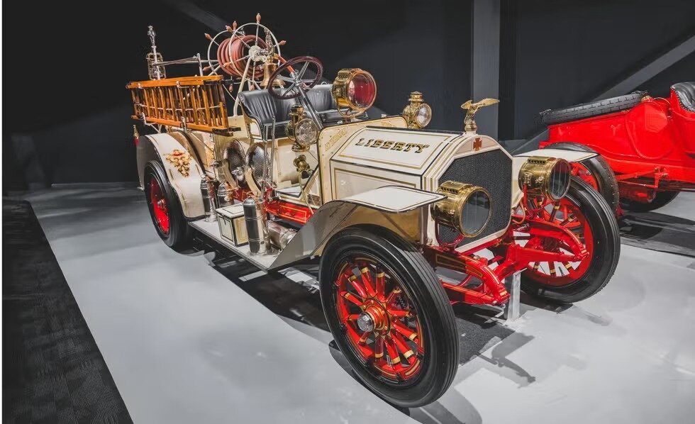 فروش ماشین‌های آتش‌نشانی با قدمت ۱۰۰ ساله /عکس