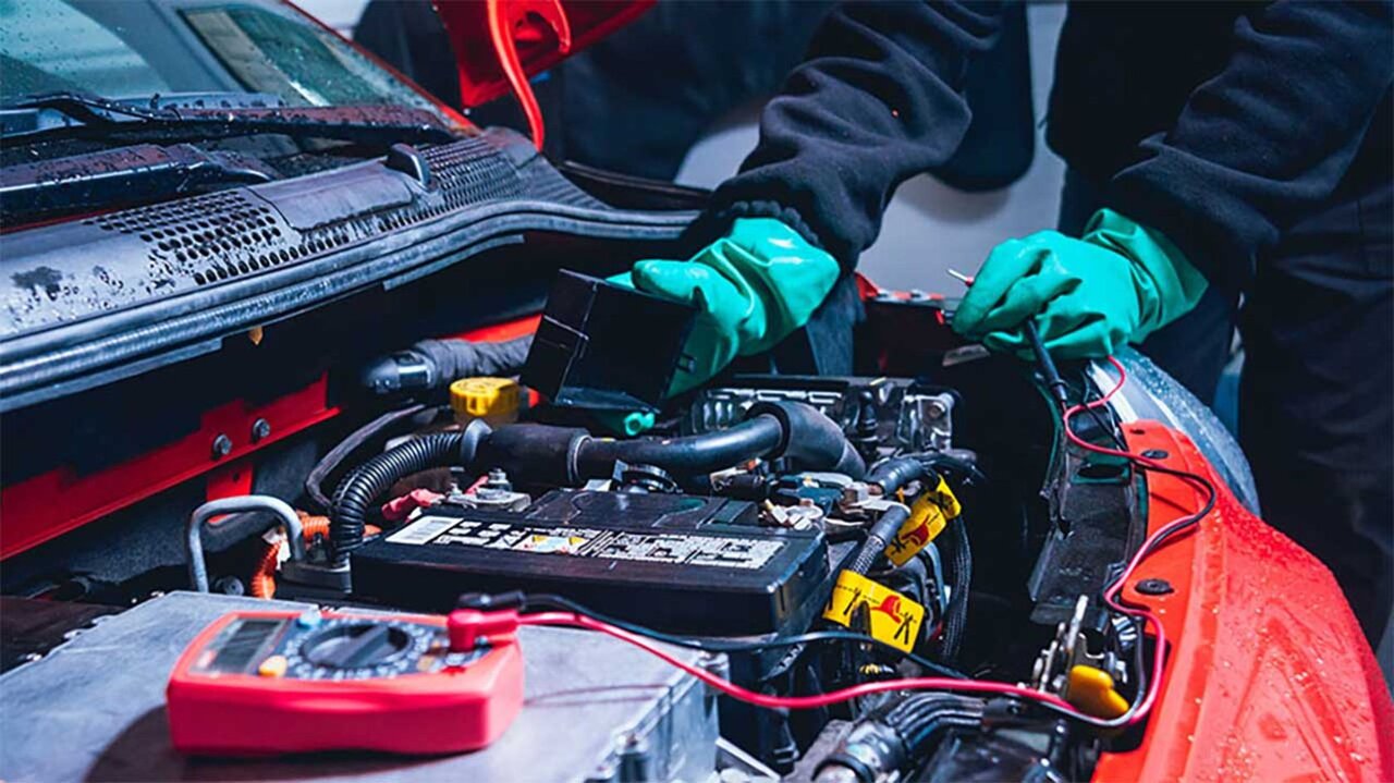 چرا تعمیر خودروهای برقی بیشتر از بنزینی زمان میبرد؟