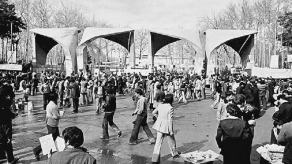 نگاهی تاریخی به جنبشهای اعتراضی دانشجویان در ایران نگاهی تاریخی به جنبشهای اعتراضی دانشجویان در ایران