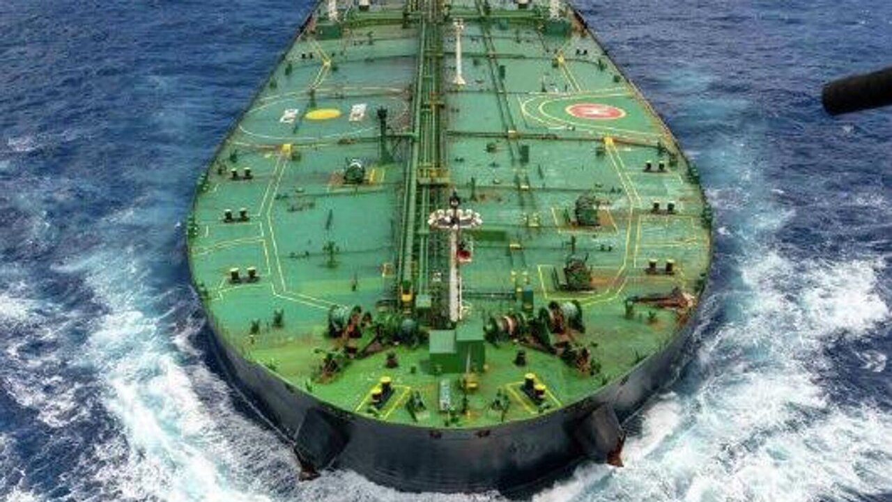 ببینید | تصاویر پنتاگون از لحظه توقیف یک نفتکش توسط ارتش آمریکا