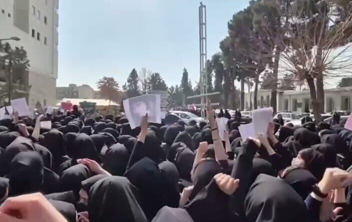 تو که شعار می دهی «مرگ بر سه فاسد/ملا چپی مجاهد» و خواستار تغییر نام دانشگاه الزهرا به فرح پهلوی هستی، معنی این شعارها را می دانی؟