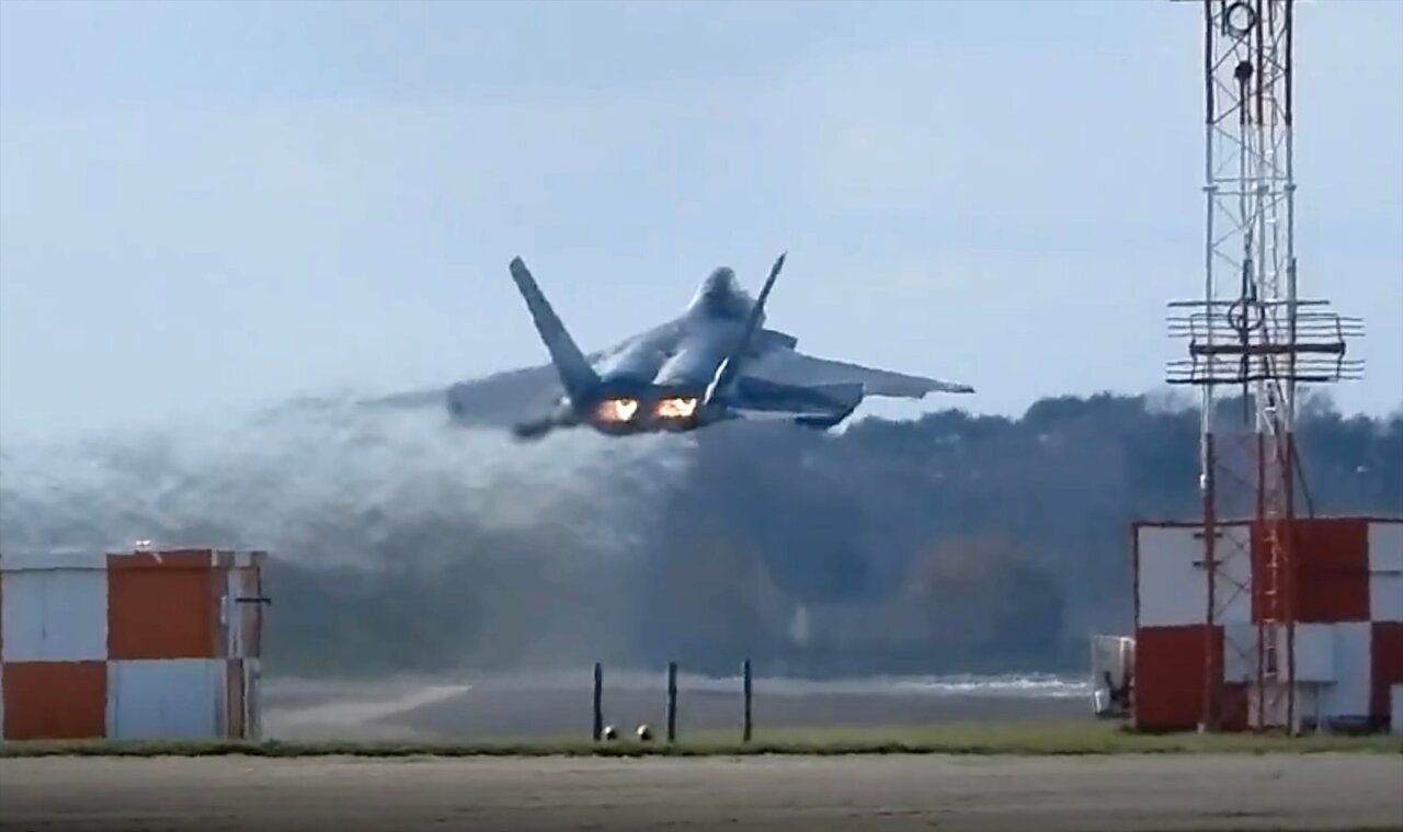 یک مقام رسمی آمریکا به ای‌بی‌سی نیوز: جنگنده‌های رادارگریز اف 22 آمریکا در اسرائیل فرود آمدند/ عکس