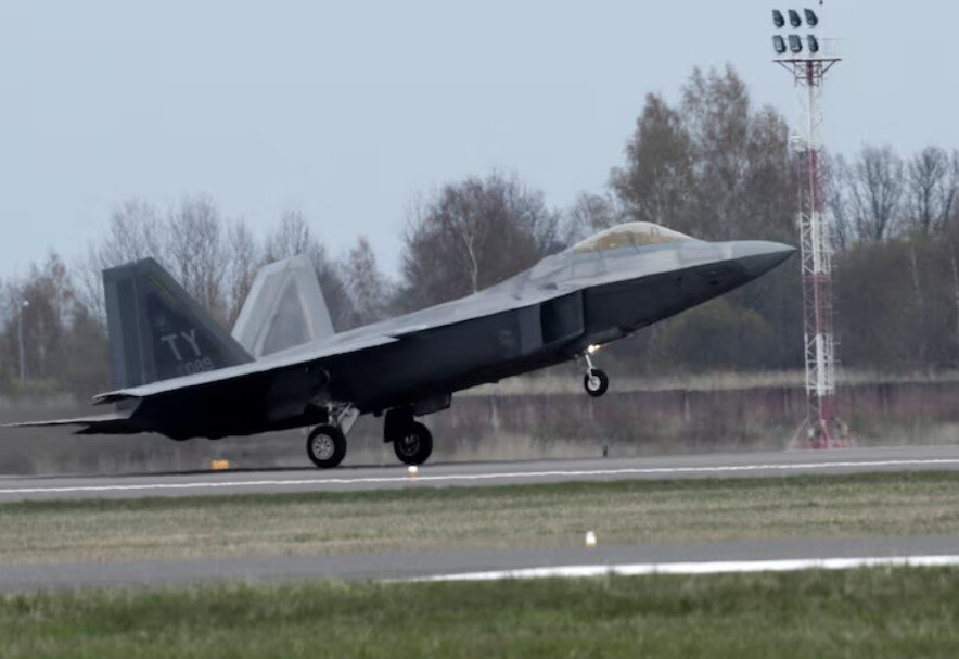 یک مقام رسمی آمریکا به ای‌بی‌سی نیوز: جنگنده‌های رادارگریز اف ۲۲ آمریکا در اسرائیل فرود آمدند/ عکس