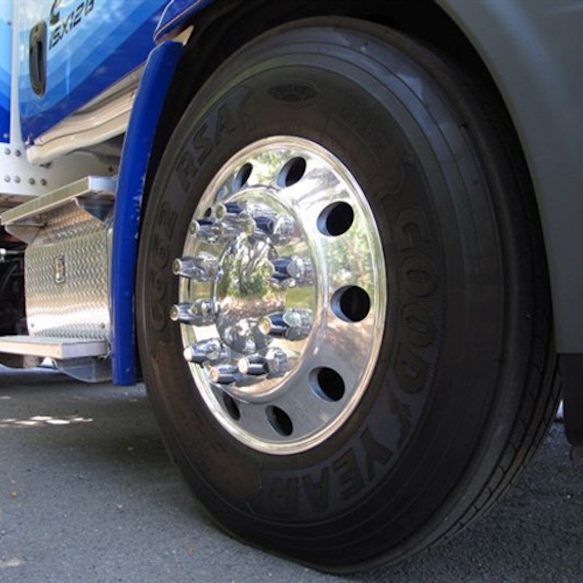 میخهای کرومی روی چرخ کامیونها چیست؟