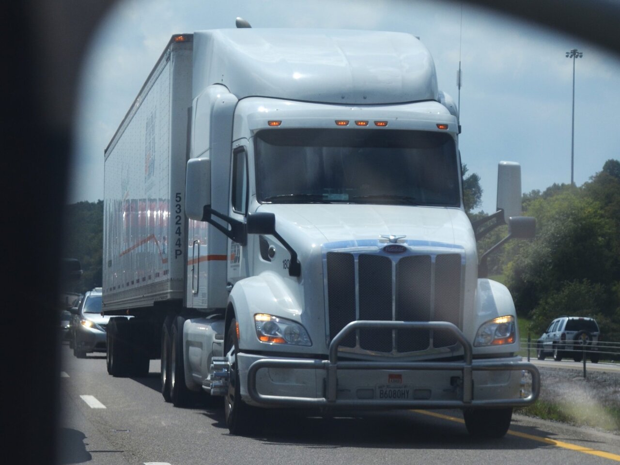 میخ‌های کرومی روی چرخ کامیون‌ها چیست؟