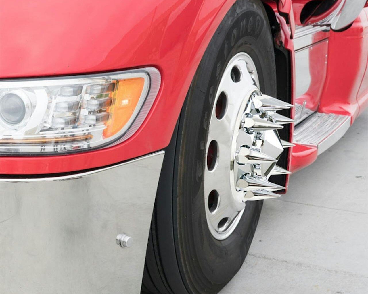 میخهای کرومی بر روی چرخهای کامیونها چه کاربردی دارند؟ میخهای کرومی بر روی چرخهای کامیونها چه کاربردی دارند؟