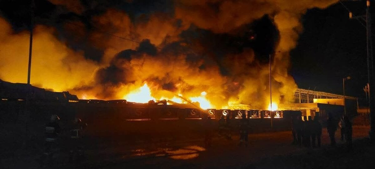 حریق گسترده در «شمس جاوید»؛ نبرد آتش‌نشانان با شعله‌های پلاستیک در شهرک صنعتی آبادان + فیلم