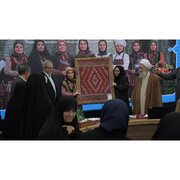 دست بافته‌های بومی زنان مازندرانی به رئیس‌جمهور اهدا شد