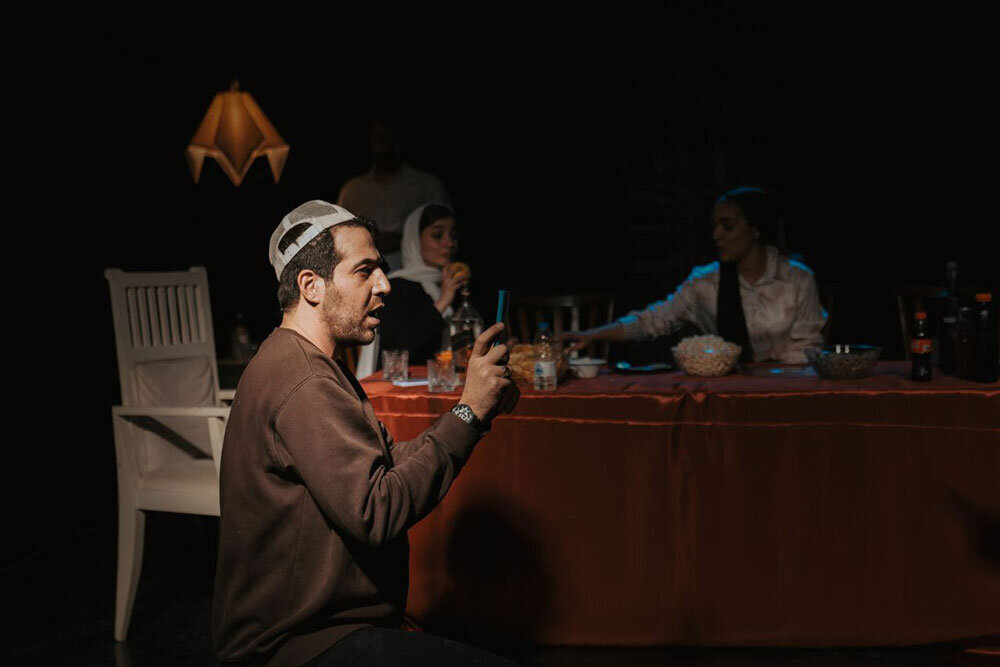 «گاهی» داستان افرادی است که به دنبال درک متقابل هستند؛ تأکید بر راستگویی و صداقت. «گاهی» داستان افرادی است که به دنبال درک متقابل هستند؛ تأکید بر راستگویی و صداقت.