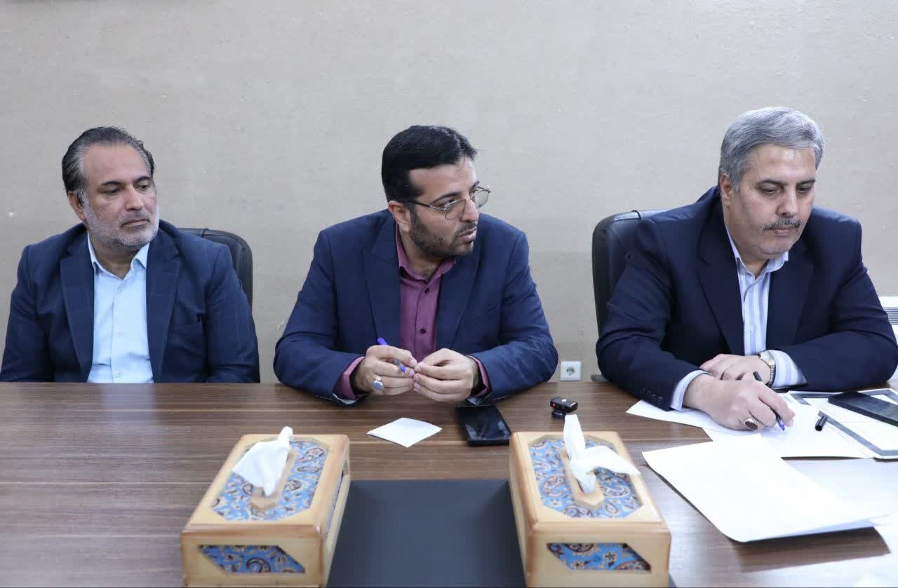 نشست هم‌اندیشی به‌منظور حمایت از مشاوران و پیمانکاران بومی در پروژه‌های عمرانی استان یزد