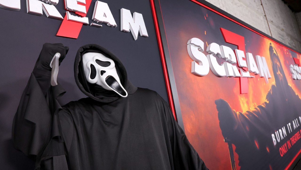 تجمع حامیان فلسطین در مقابل فرش قرمز فیلم «جیغ ۷» در لسآنجلس؛ فراخوانی برای تحریم پارامونت. تجمع حامیان فلسطین در مقابل فرش قرمز فیلم «جیغ ۷» در لسآنجلس؛ فراخوانی برای تحریم پارامونت.