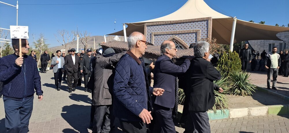 ببینید: وداع با علی باباچاهی به همراه سنج و دمام ببینید: وداع با علی باباچاهی به همراه سنج و دمام