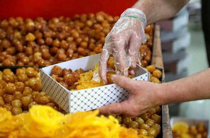 افزایش ۵۰ برابری قیمت شیرینی ماه رمضان در طی ۷ سال؛ زولبیا بامیه در ابتدای این دوره تنها ۱۰ هزار تومان قیمت داشت. افزایش ۵۰ برابری قیمت شیرینی ماه رمضان در طی ۷ سال؛ زولبیا بامیه در ابتدای این دوره تنها ۱۰ هزار تومان قیمت داشت.