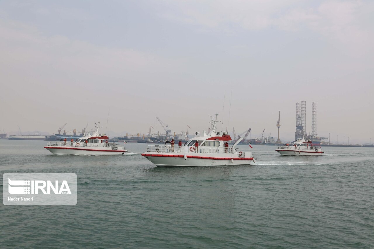 سرنوشت شگفتانگیز چهار مرد و دو زن در آبهای قشم؛ ماجرای ساعتها بلاتکلیفی در قلب خلیج فارس سرنوشت شگفتانگیز چهار مرد و دو زن در آبهای قشم؛ ماجرای ساعتها بلاتکلیفی در قلب خلیج فارس