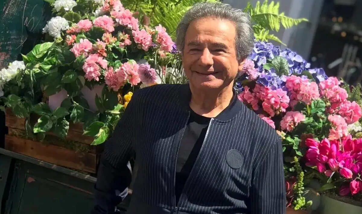 عارف، ستاره موسیقی محبوب، چشم به راه تحولی شگرف است. عارف، ستاره موسیقی محبوب، چشم به راه تحولی شگرف است.