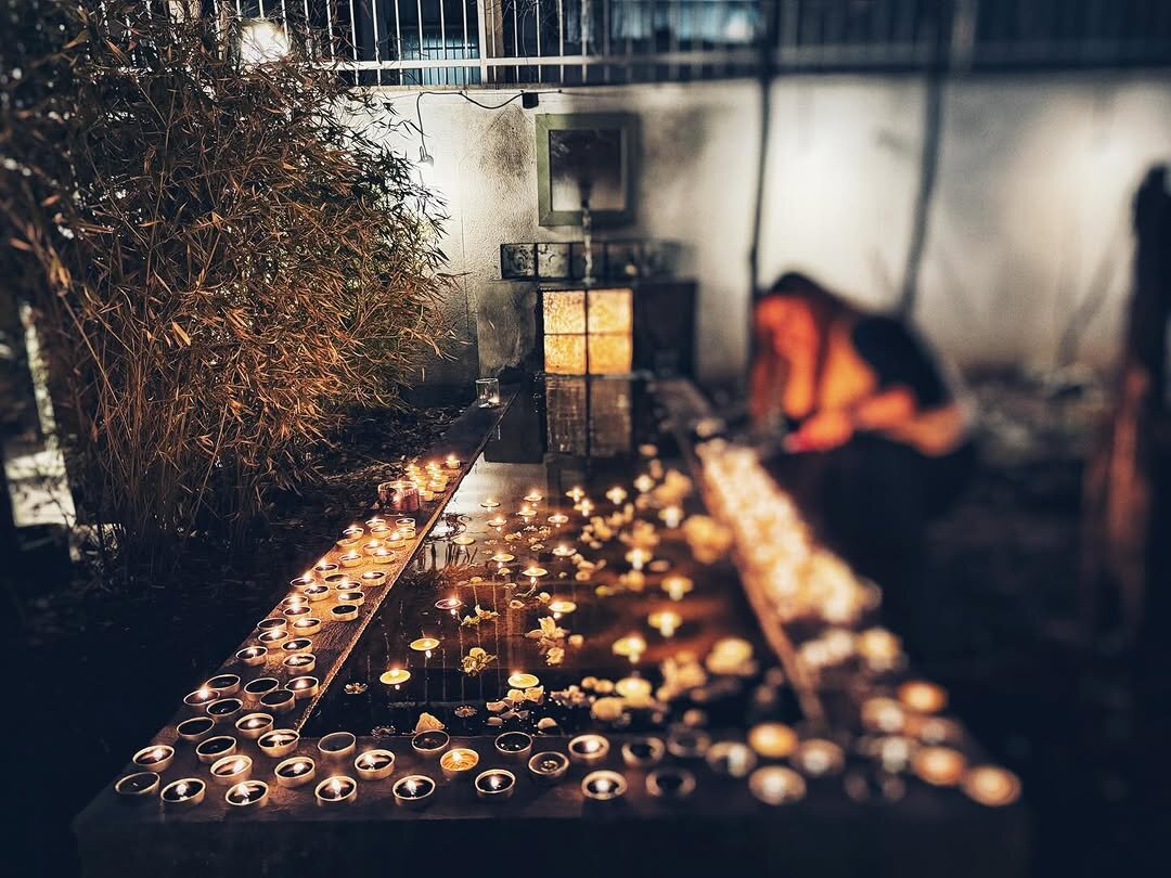 احساس میانسوگی، نه کاملاً در غم و نه به طور کامل شاد، مرا به شدت خسته کرده است. در حالی که اگر شاد باشم، حس گناهی بر دوشم سنگینی میکند و در صورت اندوه، احساس تسلیم و ناپایداری را تجربه میکنم. احساس میانسوگی، نه کاملاً در غم و نه به طور کامل شاد، مرا به شدت خسته کرده است. در حالی که اگر شاد باشم، حس گناهی بر دوشم سنگینی میکند و در صورت اندوه، احساس تسلیم و ناپایداری را تجربه میکنم.