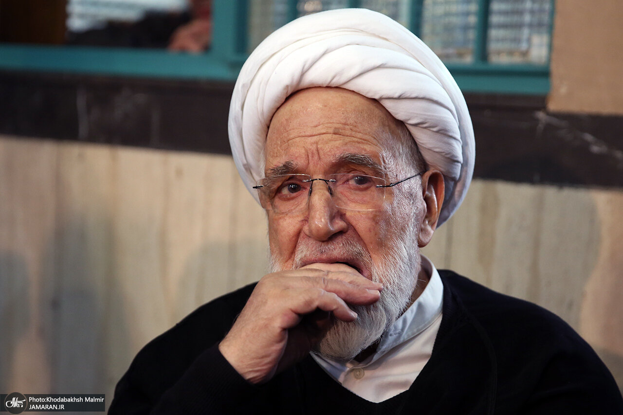 تصویر اندهگین مهدی کروبی در یک مراسم تشییع + عکس