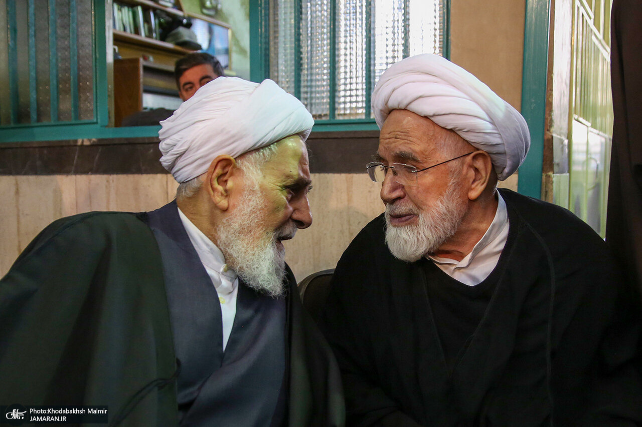 تصویر اندهگین مهدی کروبی در یک مراسم تشییع + عکس