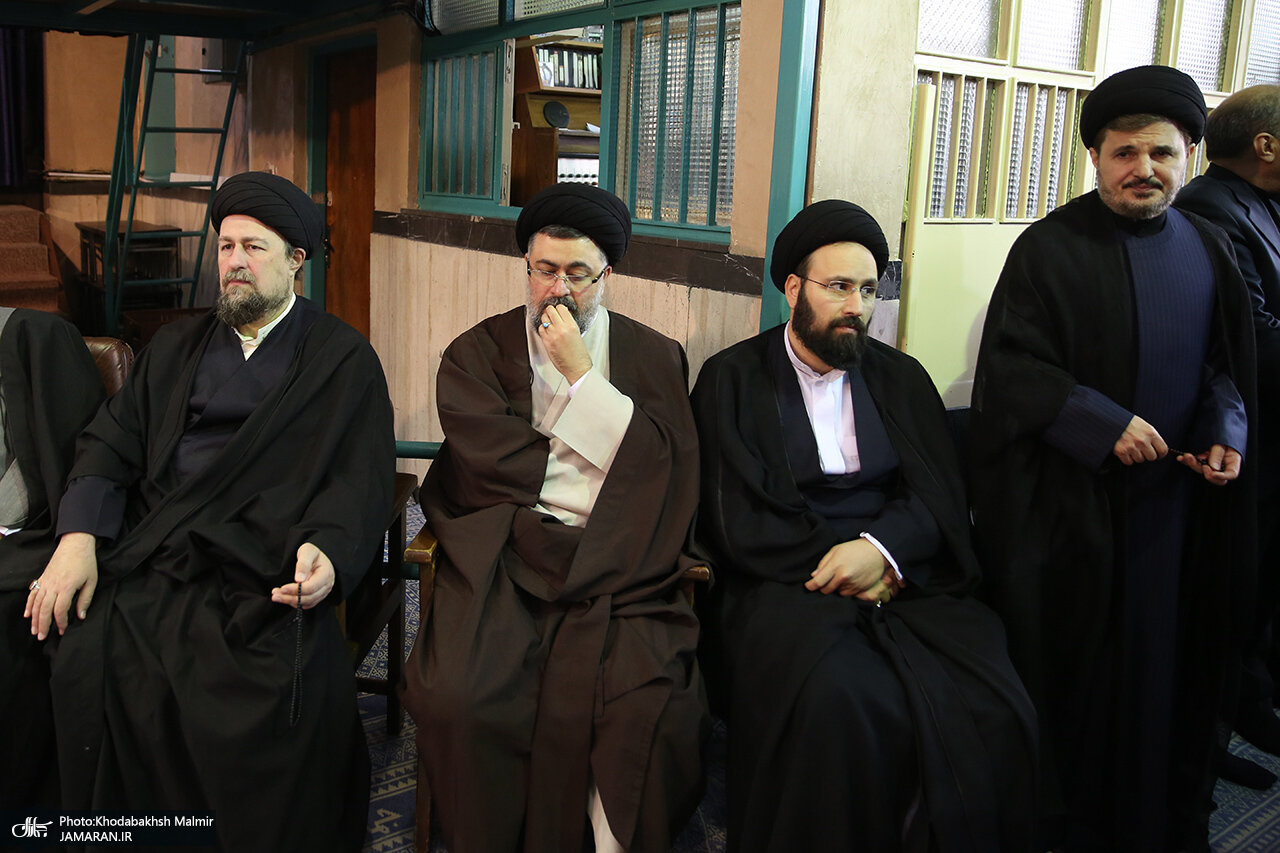 برادران خمینی در یک قاب تصویر در مراسم تشییع امام جمارانی + عکس