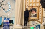 ببینید | لحظه نصب نوار مشکی بر تصویر رهبر شهید انقلاب در مرکز اسلامی انگلیس