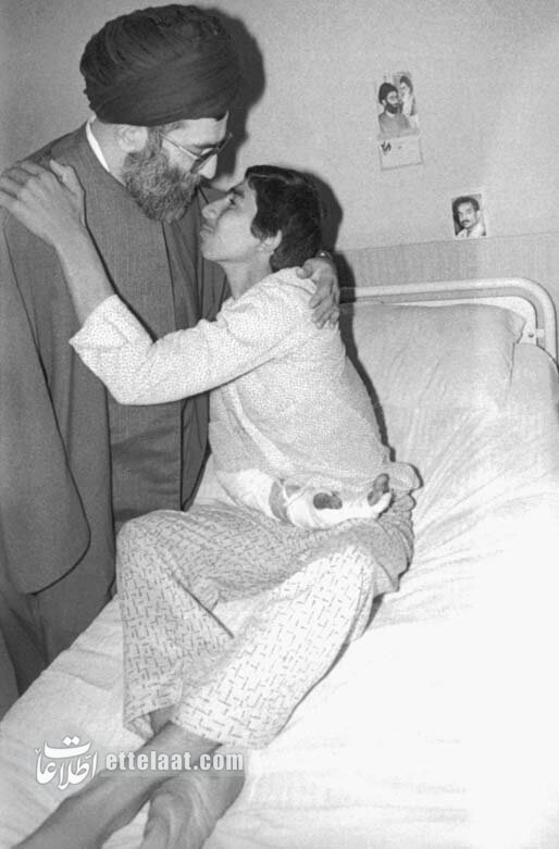 گزارش تصویری عیادت رهبر فقید انقلاب از مجروحان بمباران شیمیایی؛ اسفند ۶۴