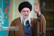 تصویری از آخرین نماز عید فطر به امامت رهبری شهید + عکس
