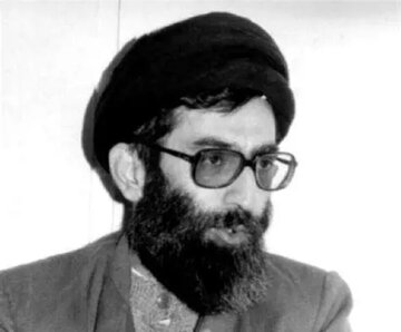 عکسی کمتردیده شده از رهبر انقلاب در حال قایق‌سواری در انزلی؛ دهه ۴۰