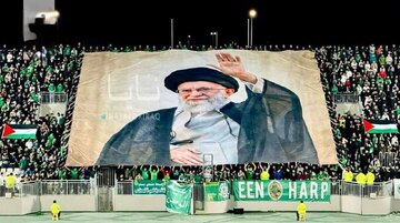 بالا بردن عکس رهبر معظم انقلاب توسط هواداران باشگاه عراقی